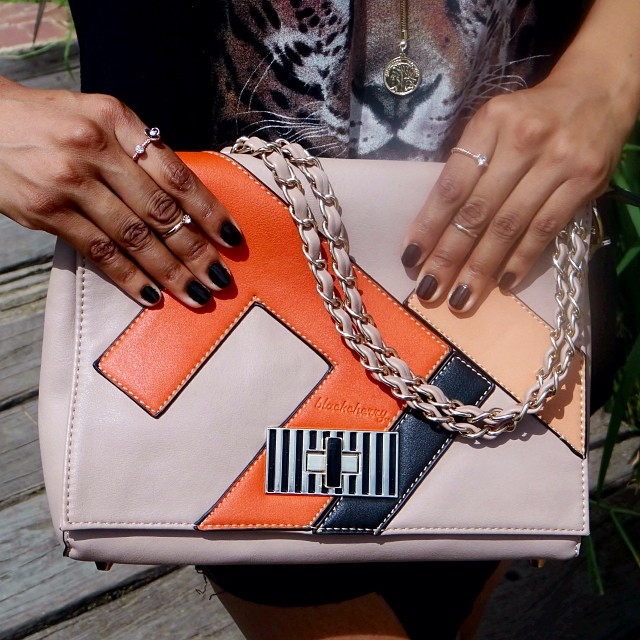 A closer look at this beige printed @blackcherrybag loving the colour and print combination of the bag. #lookpost #accessory for more click link in bio. 🐾🐾